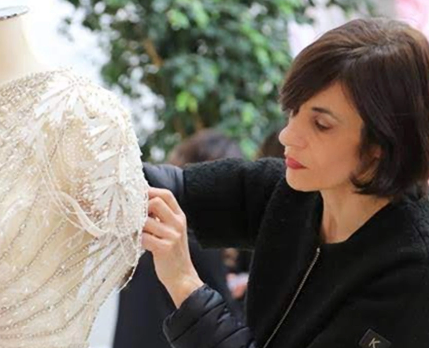 Lavorazione sartoriale di un abito nuziale su misura
